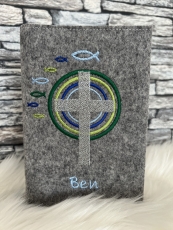 Gotteslob Hülle Kreuz mit Fische personalisiert mit Namen grau/grün/blau